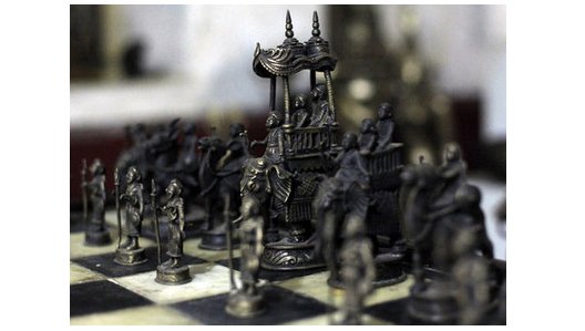 Peças de xadrez fundidas artesanalmente em Bangladeshi http://www.zimbio.com/pictures/SEGtIgbnje4/Bangladeshi+ Metal+Worker+Crafts+Arworks+Using/23BLedsRxdC