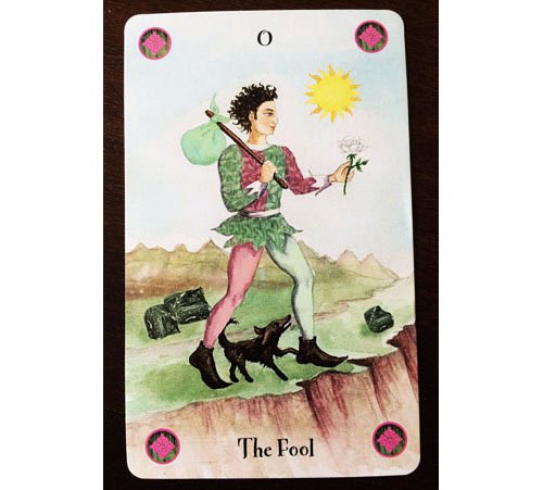 O Louco no Crystal Tarot parece representar a energia ariana pelo seu porte decidido e corajoso, iniciando sua jornada.