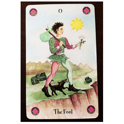 O Louco no Crystal Tarot parece representar a energia ariana pelo seu porte decidido e corajoso, iniciando sua jornada.