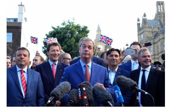  Nigel Farage e a missão cumprida. Do site www.kopitiambot.com