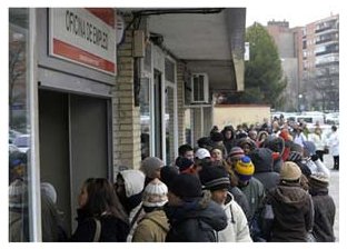 Fila de desempregados na Espanha