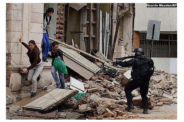 Saques em meio à tragédia do terremoso no Chile.      Fonte: Estado, foto de Ricardo Mazalan/AP