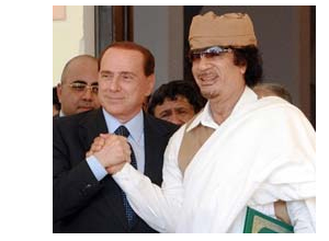 Berlusconi e Gadaffi em um de seus encontros recentes.