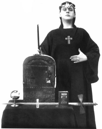 Aleister Crowley em traje cerimonial