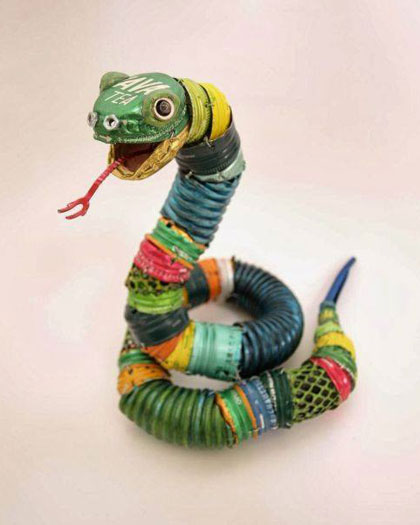 Escultura de cobra, com materiais descartáveis, de Natsumi Tomita.