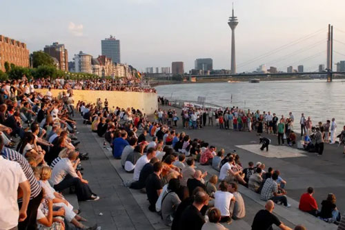 Dusseldorf e o rio Reno, a sinfonia foi composta aí.