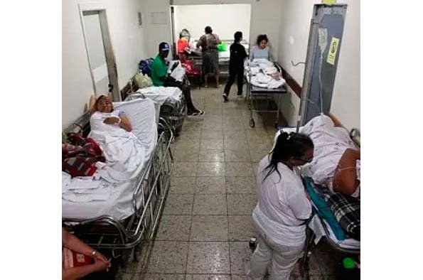 Macas no corredor do hospital
