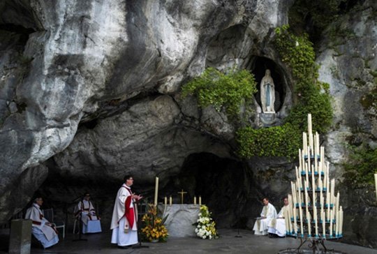 2022: Misericórdia, Gruta do santuário em Lourdes
