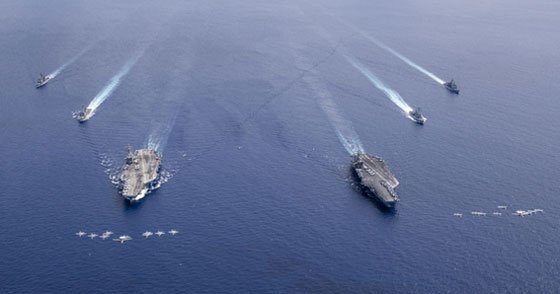 Um estado calamitoso, Dois porta-aviões americanos operando no mar da China.