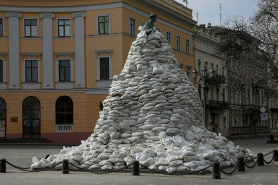 Névoa Pisciana: Monumento protegido em Odessa a espera de ataque.