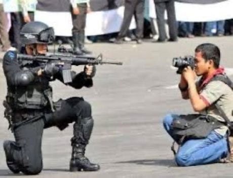 A guerra e o auge do cinismo
Uma espécie em extinção, jornalistas cobrindo guerras


