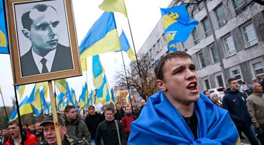 A guerra e o auge do cinismo. Manifestação em Kiev: na placa S. Bandera, que colaborou com
nazistas alemães na Segunda Guerra e tido como herói nacional.