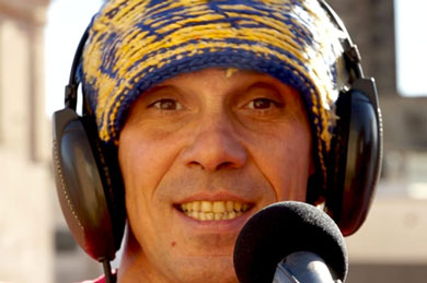 Manu Chao tocando em casa uma de suas Coronarictus Smily Killer Sessions https://playingforchange.com/musicians/manu-chao-pt/