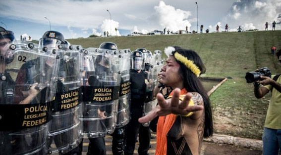 Manifestação indígena contida por policiais Do site outras palavras.net