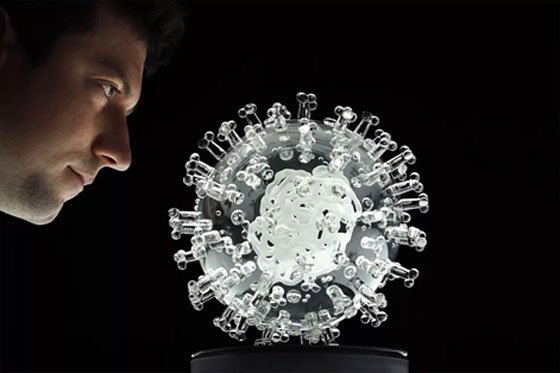 Escultura do coronavírus é apresentada por Luke Jerram, em Bristol, na Inglaterra. Foto:Adrian Dennis/AFP