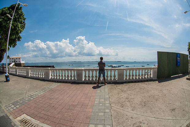  Homem ouvindo as ondas do mar, numa Salvador deserta. Foto de Márcio Rezende para o Jornal Correio (Salvador)