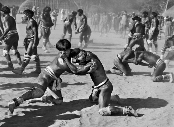 Guerreiros: Os homens se enfrentam no huka-huka na festa de Kuarup. Foto de Sebastião Salgado