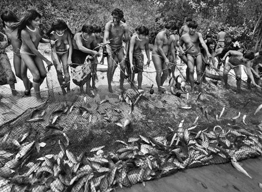  Kamayurás pescam durante o festival de Amuricumá. Foto de Sebastião Salgado