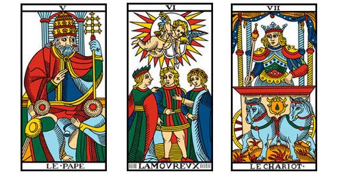 Os Enamorados na cerimônia de casamento, ladeados pelo Papa e pela Carruagem. Estamos diante de uma enigmática sequência numérica das cartas do tarô (5, 6 e 7).
