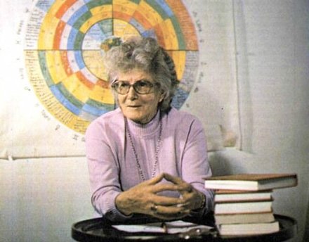 Retrato da astróloga Emma de Mascheville diante de um diagrama zodiacal.