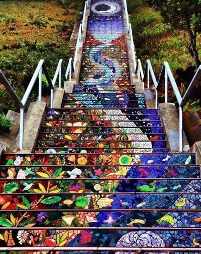 Escadaria coberta por ilustrações coloridas.