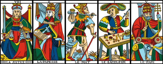 Justiça, Sacerdotisa, Louco, Mago e Papa do Tarot de Marseille, edição Grimaud, em uma fileira.
