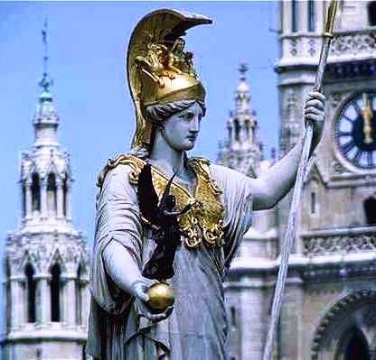 Estátua de Palas Athena com elmo e lança, na Áustria.