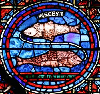 Peixes representados em vitral da Catedral de Chartres.