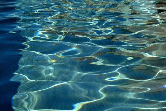 Reflexos de luz na superfície da água.