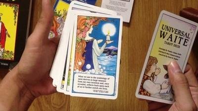 Manuseio de cartas e caixa do Rider-Waite no baralho Rider-Waite.