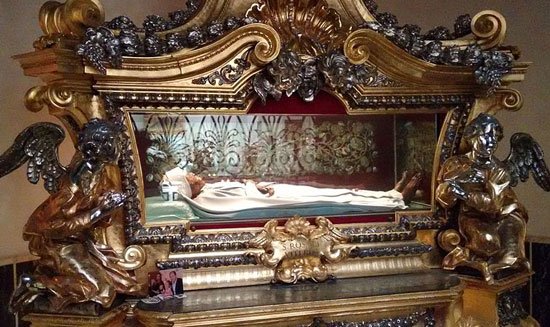 Santa Rosa de Viterbo e seu corpo incorrupoto