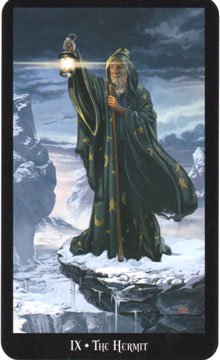 Carta O Eremita do Witches Tarot, com uma figura segurando uma lanterna sobre rochas nevadas.